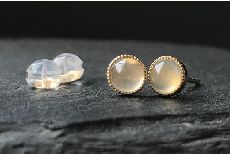 Designer Original Silver Inlaid Natural Icy White Chalcedony Round Earrings Elegant Charm Creative Retro Silver Jeweler