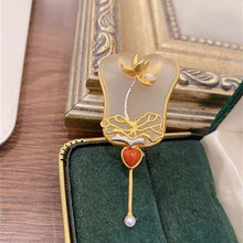 Load image into Gallery viewer, Original Vintage Gilt Design White Crystal Frosted Jade Brooch Brooch Retro Ladies Jewelry
